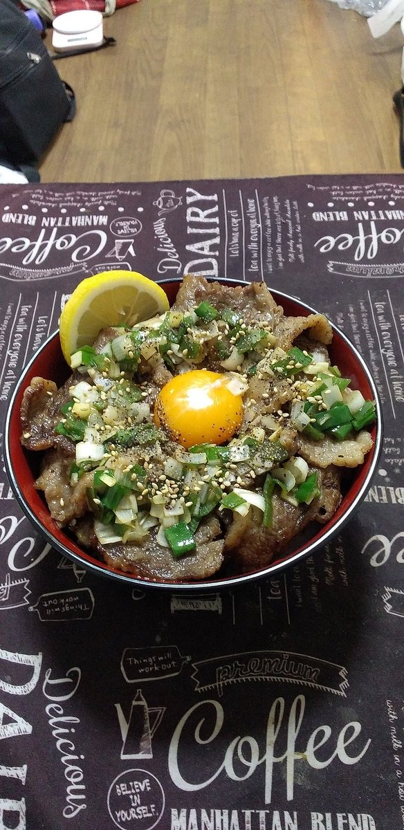 tokiwa85's tweet photo. ねぎ塩カルビ丼[25’1.13]

【ねぎ塩だれの材料】
長ネギ
黄金だし（水…大さじ2、和風だしの素…1つまみ）
塩、鶏ガラスープの素…各少々
ゴマ油…大さじ2
オイスターソース…小さじ1

#自炊 #おうちごはん #まかない道場 https://t.co/F7AW9IxI9Z
