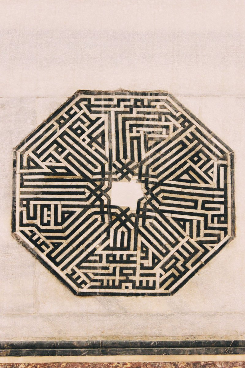 Kufü hattı ile yazılmış Aşere-i Mübeşşere. 

Sultanahmet Camii.