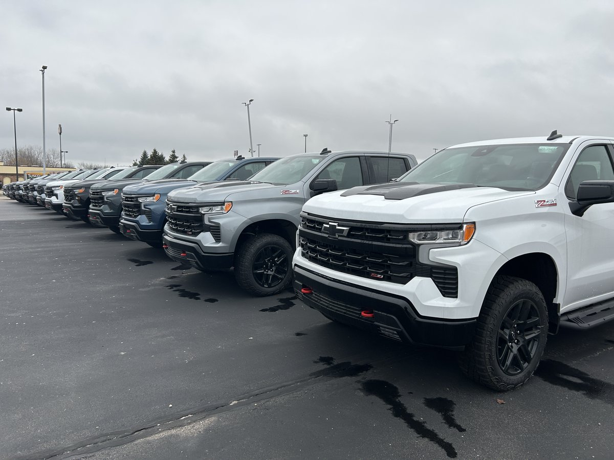simmschevy's tweet photo. 🔥 Why settle for ordinary when you can drive extraordinary? Our Silverados are fully stocked and ready to turn heads! Which color would you choose? Comment below! ⬇️ #SimmsChevrolet https://t.co/UTjpSXd8ZI