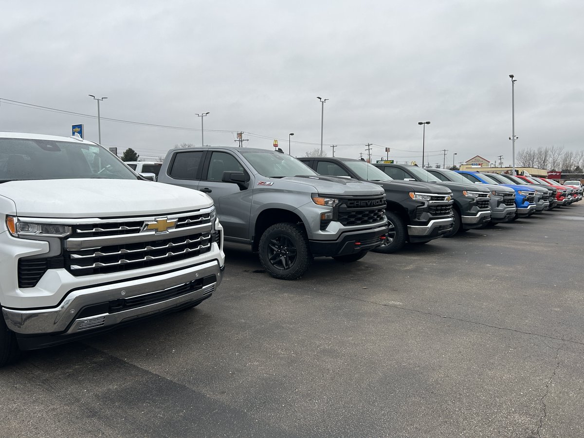 simmschevy's tweet photo. 🔥 Why settle for ordinary when you can drive extraordinary? Our Silverados are fully stocked and ready to turn heads! Which color would you choose? Comment below! ⬇️ #SimmsChevrolet https://t.co/UTjpSXd8ZI