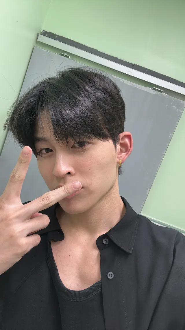ppnarrative's tweet photo. #PondPhuwin AU
[ socmed + pvt 🔞 ]

— Pijet++  —

Pnd nawarin pijet buat Phwn yang keliatan capek, lebih ke hatinya yang lagi kacau. Pijatan berubah jadi penuh tuntutan, lepasin yang selama ini mereka tahan. Di bawah tangannya, dia bikin Phwn lupa sama semua beban, — https://t.co/wE610vhBdk