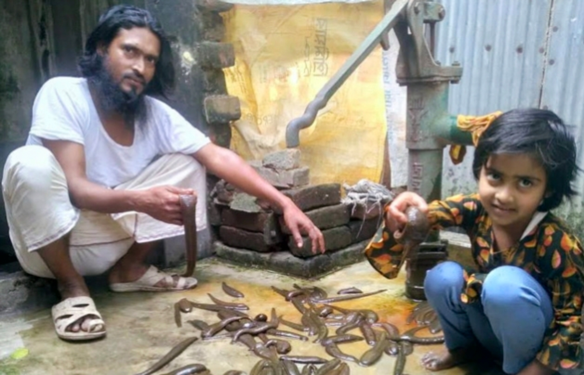 নওগাঁয় জোঁক চাষে খামার গড়ার স্বপ্ন মানিক মন্ডলের