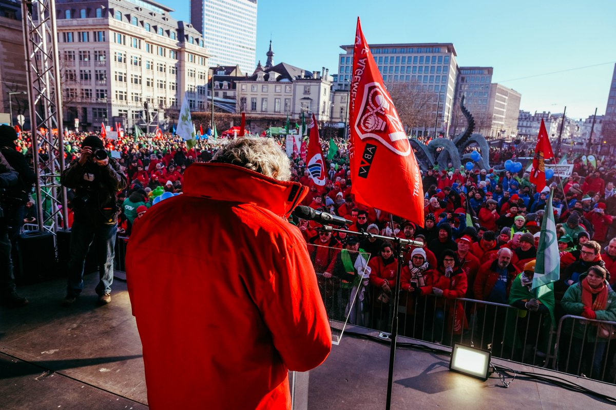 On attend l'accord de gouvernement. Si les attaques contre le monde du travail restent inchangées, la FGTB passera à la vitesse supérieure, a annoncé Thierry Bodson, devant une place Poelaert bondée de manifestant.e.s.