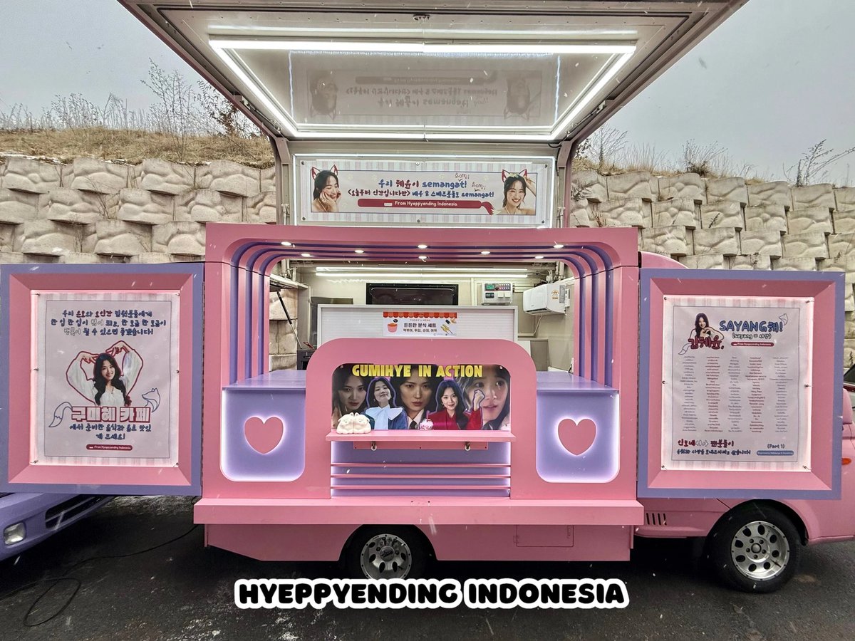 hellobungz's tweet photo. 250113 구미혜 은호🦊 커피차 &amp; 분식차 서포트🩷💜

by Hyeppyending Indonesia🇮🇩

드라마 <오늘부터 인간입니다만> 촬영 화이팅 하시고 데뷔 12주년 축하해!  SAYANG해 혜윤아♡ 

cc: @HamunKang1

#KimHyeYoon #김혜윤 #HumanFromToday #오늘부터인간입니다만 https://t.co/K9P1fDQjbX