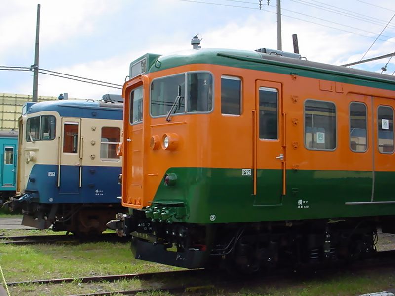 shibu_Train_BUS's tweet photo. 24年前の2001年9月の今は無き鎌倉総合車両センター(旧大船工場)一般公開時に展示されていた湘南色&amp;スカ色の113系。
E217系は友情出演!?
そのE217系も現在廃車が進んでおり時代の流れを感じますね。
※2001年9月22日撮影
#113系の日 https://t.co/81a1TSJDtR