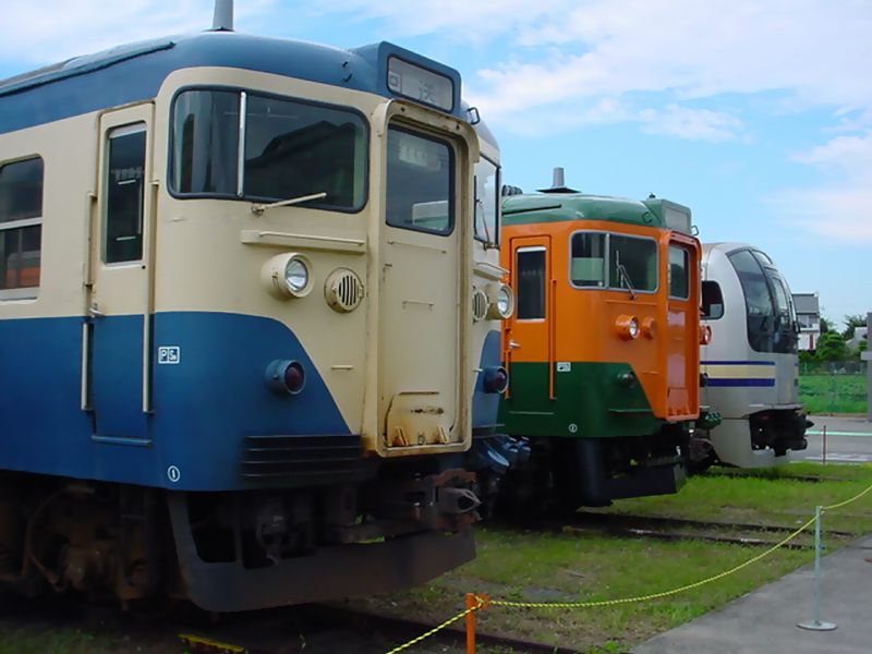 shibu_Train_BUS's tweet photo. 24年前の2001年9月の今は無き鎌倉総合車両センター(旧大船工場)一般公開時に展示されていた湘南色&amp;スカ色の113系。
E217系は友情出演!?
そのE217系も現在廃車が進んでおり時代の流れを感じますね。
※2001年9月22日撮影
#113系の日 https://t.co/81a1TSJDtR