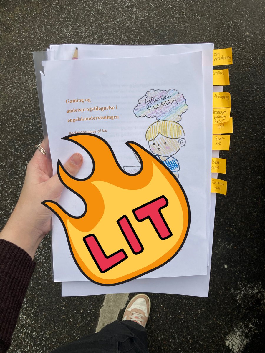 keebeetoo's tweet photo. all my university years were incredibly hard for me; i moved to a different part of the country during COVID-19, my mental health plummeted, i got diagnosed, i moved back to my home island, got my own house AND GRADUATED!
i am officially miss keebee https://t.co/TfxJzF7mPw
