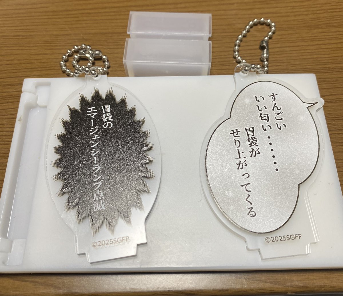 劇場版(正式には劇映画)孤独のグルメアクキー、台座はついてないけど汎用差し込み凸部があるので完全にそういう使い方を想定されている

100均のアクスタ立て(画像2枚目の上のやつ)あるとなんでも並べられていいすよ

手毬ぬい持ってるPさんとかどう? 