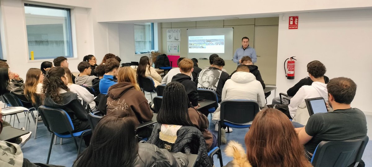 SEMES Madrid (@semesmadrid) on Twitter photo Nuestro Vpte 4°, vocal de TES, <a href="/FernanLopezMesa/">Fernando López Mesa</a> ha impartido una charla a los futuros profesionales de Emergencias Sanitarias en <a href="/cesurformacion/">CESUR. Tu Centro Oficial de Formación Profesional</a> Madrid.
TUTOR:Si quieres que SEMES vaya a tu IES para hablar de la profesión como Soc. Científica solicítalo: tecnicos@semesmadrid.es Nuestro Vpte 4°, vocal de TES, <a href="/FernanLopezMesa/">Fernando López Mesa</a> ha impartido una charla a los futuros profesionales de Emergencias Sanitarias en <a href="/cesurformacion/">CESUR. Tu Centro Oficial de Formación Profesional</a> Madrid.
TUTOR:Si quieres que SEMES vaya a tu IES para hablar de la profesión como Soc. Científica solicítalo: tecnicos@semesmadrid.es