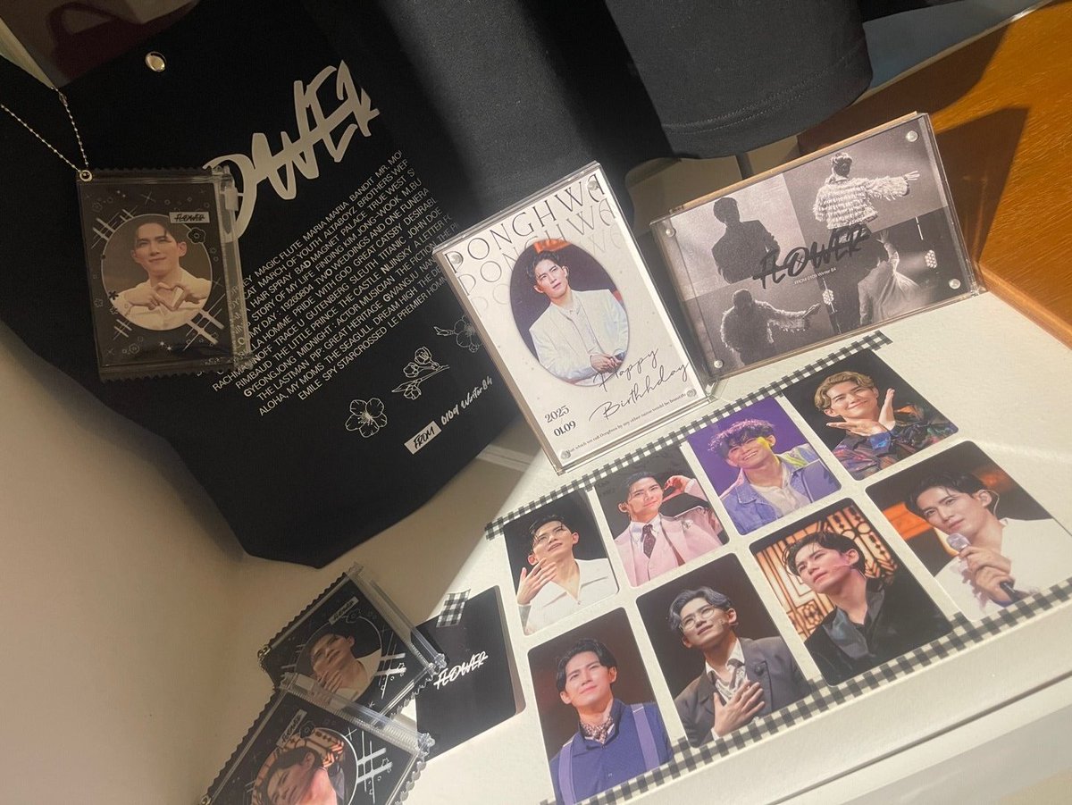 꽃생카 후기 막차!!

디피와 생카 특전 너무 이뻤어요♡♡
사진 하나하나 너무 이쁘고 배우님 싸인까지 더해서 미감짱 생카💛💛

#TIME_TO_SAY_DONGHWA
#하나의_동화_생일에_마음을_담아  
#HAPPY_DONGHWA_DAY