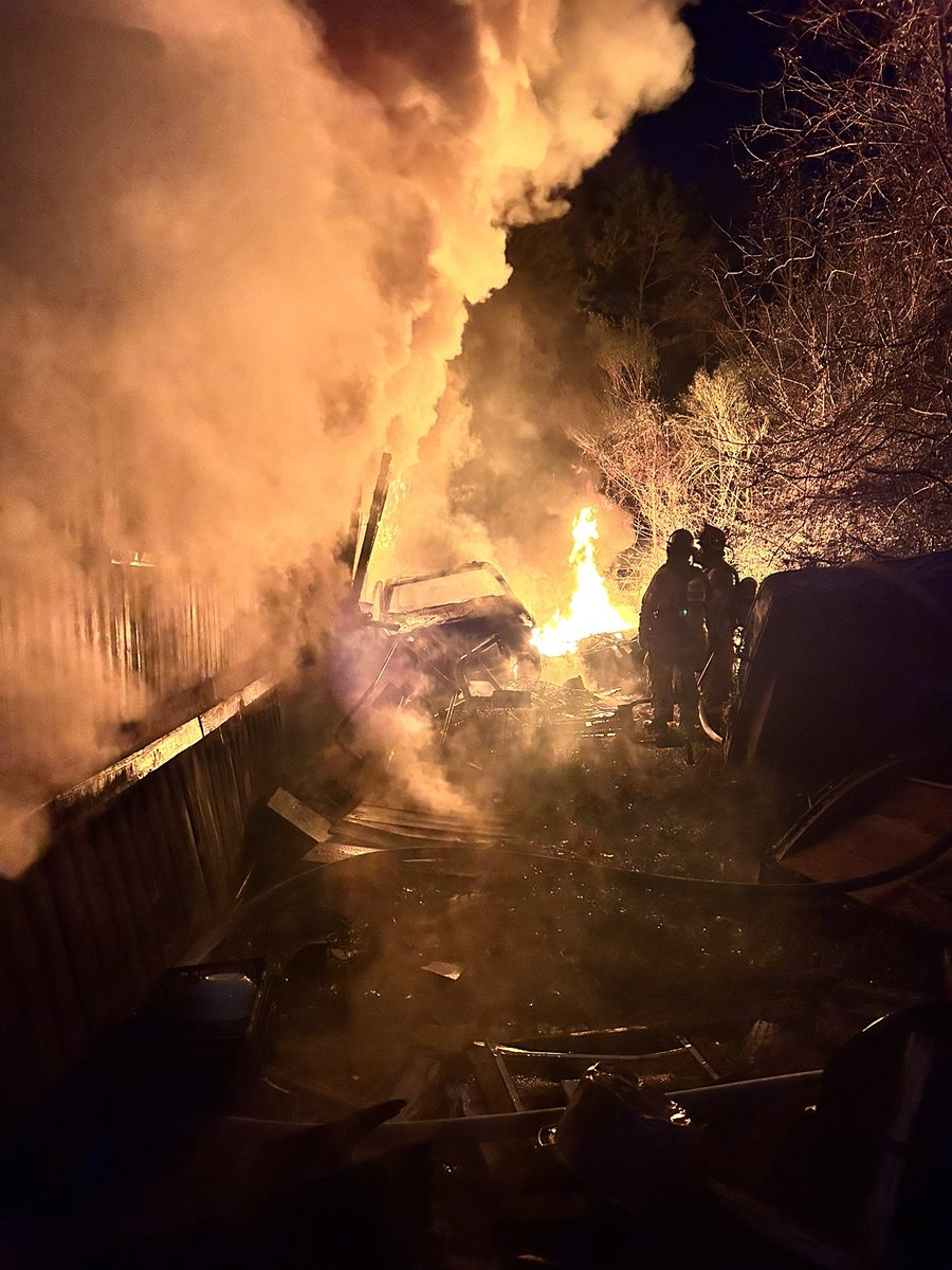ChathamCoFire's tweet image. 1/12/25
Moose Ave - structure fire 
Chatham County Fire was dispatched @ 7:50
Units: SQ313, E312, E310, E301, T307, DC301, SAFETY301, WT303, and WT314. No injuries reported. #CCFD