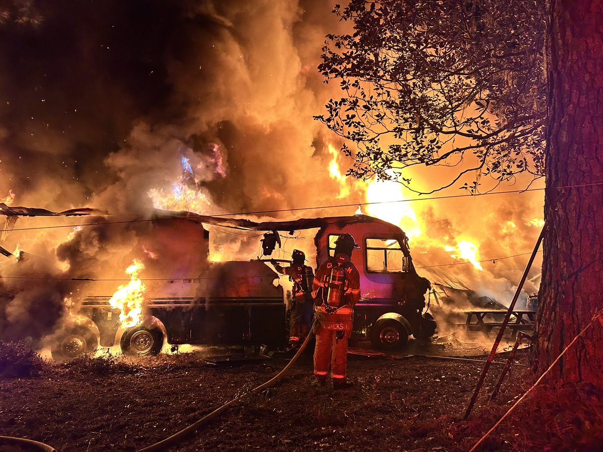 ChathamCoFire's tweet image. 1/12/25
Moose Ave - structure fire 
Chatham County Fire was dispatched @ 7:50
Units: SQ313, E312, E310, E301, T307, DC301, SAFETY301, WT303, and WT314. No injuries reported. #CCFD