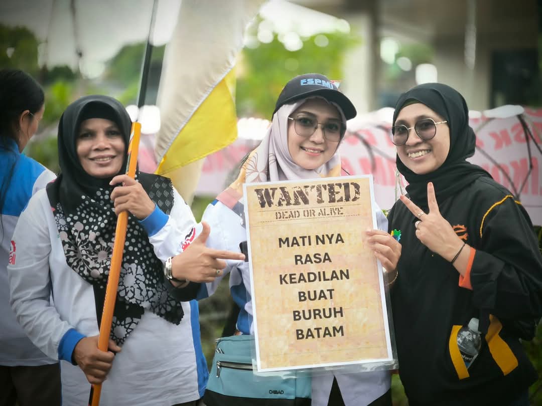 media_batam's tweet photo. Dengan tekad yang kuat dan suara yang lantang, kami menyuarakan keadilan untuk para buruh Batam. Tidak ada tempat bagi ketidakadilan dan kesewenang-wenangan, karena hak-hak buruh adalah fondasi keadilan sosial. Bersama, kami berdiri untuk perubahan yang lebih baik! https://t.co/8WiZB4hfiX