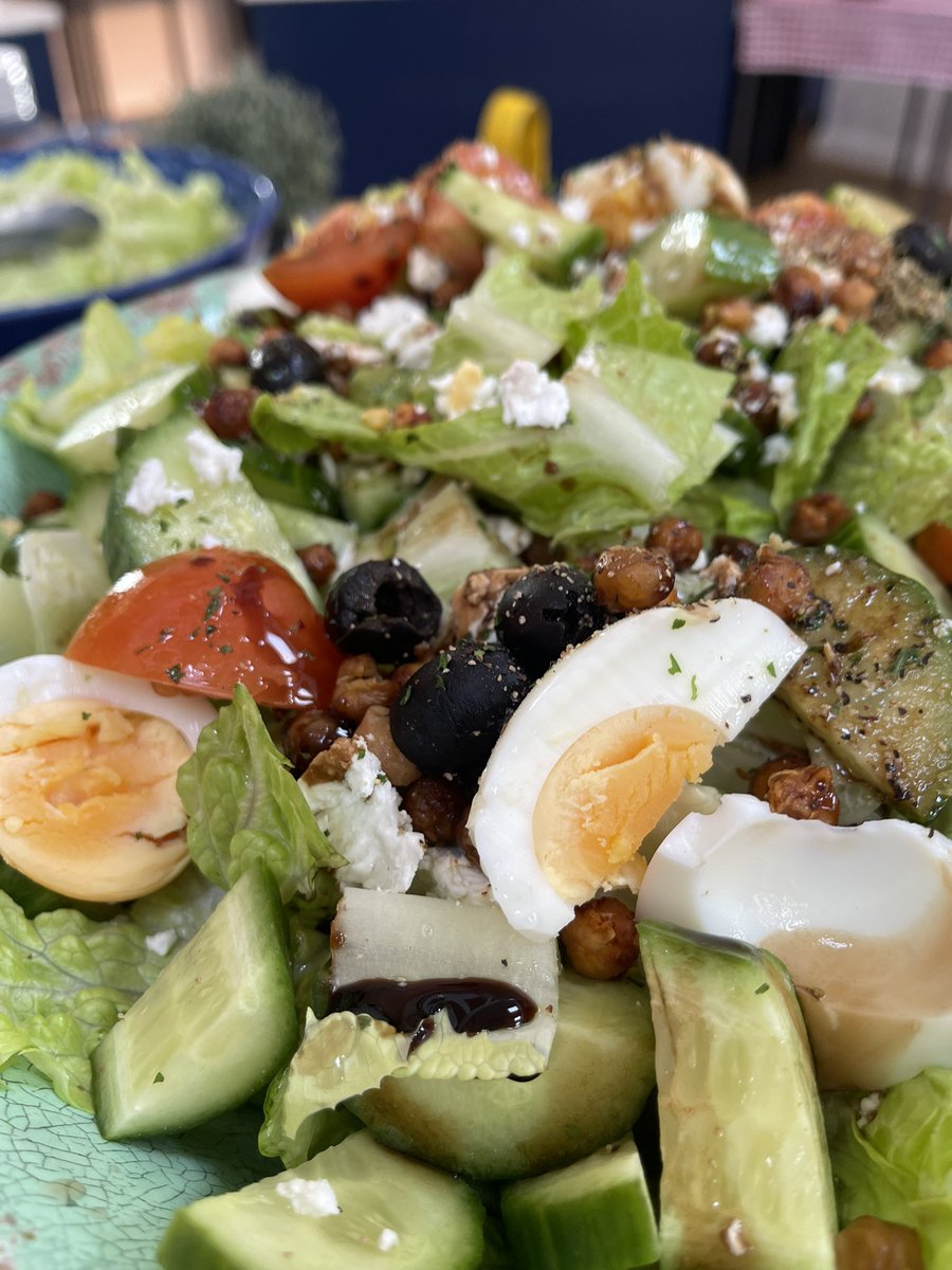 HoweHolroyd's tweet image. Enriching the salad bar with our booster salad with egg &amp;amp; freshly roasted chickpeas, with a side of peri peri home roasted chickpeas. A winner with the students👍🫶small healthy changes = better health.
@JohnLyonHarrow @melrahaman @MaryMar89923871 @Milen42931651
