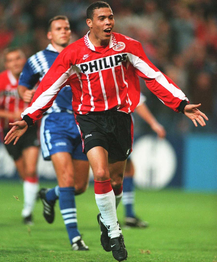 parleymaestro's tweet photo. 🧵 1/8: **Los Comienzos en Europa**
  
Ronaldo Nazário, conocido como "El Fenómeno", llegó a Europa en 1994, fichando por el PSV Eindhoven. Su velocidad y habilidad sorprendieron a todos, marcando 30 goles en 33 partidos en su primera temporada. https://t.co/P6ZHxouBVx