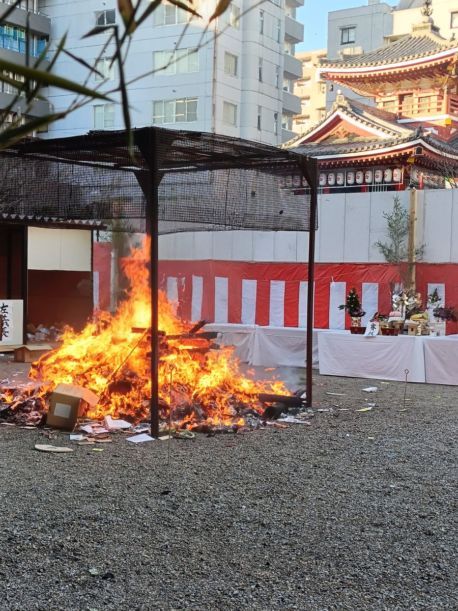 kamimura_desu's tweet photo. 今年も恒例の大須観音へ
テニス肘が治らずベースをほとんど弾いていないので早く治らんかなー https://t.co/D5L5DLsavK