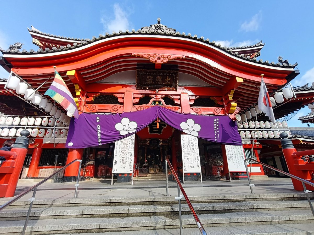 kamimura_desu's tweet photo. 今年も恒例の大須観音へ
テニス肘が治らずベースをほとんど弾いていないので早く治らんかなー https://t.co/D5L5DLsavK
