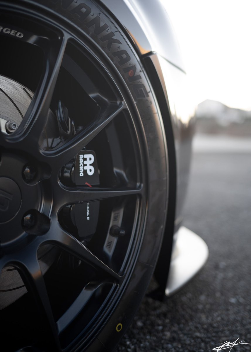 81racing_mw's tweet photo. 半年かけて車を作り直しました。
外装
Porsche Mahogany Metallic全塗装
フロントフェンダー＋1cmバーフェン加工
足回り
AP Racing Radical2
Nankang CR-S
内装
ダッシュスエード加工
フルバケ張り替え（グレー×グレージュ）
リアシート撤去フラット加工とタンク移設
ロールバーボディ同色塗装 https://t.co/4ErS9euzYw