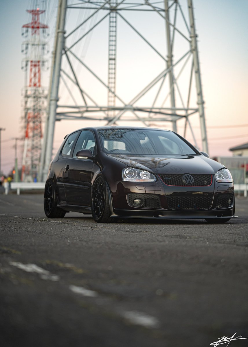 81racing_mw's tweet photo. 半年かけて車を作り直しました。
外装
Porsche Mahogany Metallic全塗装
フロントフェンダー＋1cmバーフェン加工
足回り
AP Racing Radical2
Nankang CR-S
内装
ダッシュスエード加工
フルバケ張り替え（グレー×グレージュ）
リアシート撤去フラット加工とタンク移設
ロールバーボディ同色塗装 https://t.co/4ErS9euzYw