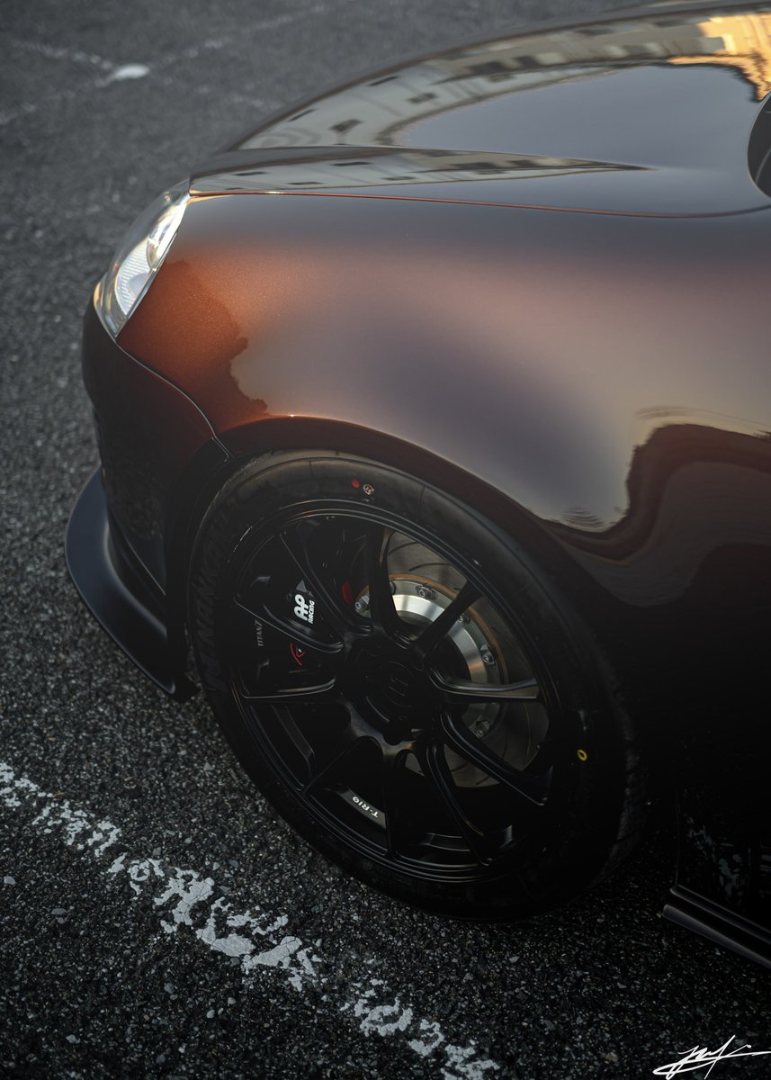 81racing_mw's tweet photo. 半年かけて車を作り直しました。
外装
Porsche Mahogany Metallic全塗装
フロントフェンダー＋1cmバーフェン加工
足回り
AP Racing Radical2
Nankang CR-S
内装
ダッシュスエード加工
フルバケ張り替え（グレー×グレージュ）
リアシート撤去フラット加工とタンク移設
ロールバーボディ同色塗装 https://t.co/4ErS9euzYw