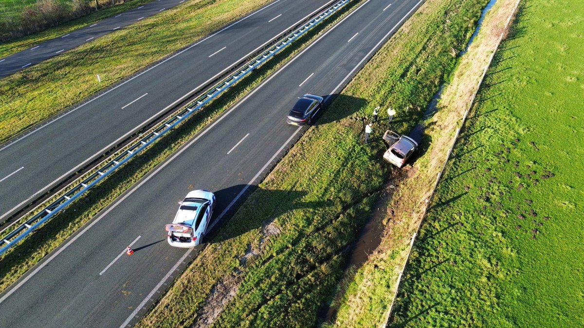 Auto belandt in greppel naast N381 bij Ureterp