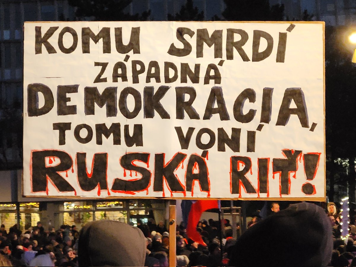 enzogolian's tweet photo. "Ukazuje nám všetkým prostredník.. odtrhol sa z reťaze. Zabudol, že nie je diktátor, nie je monarcha, ale je predseda vlády demokratickej krajiny" - Rastislav Káčer o premiérovi.  Protest #Sl9venskoJeEuropa, 10.01.2025, Bratislava https://t.co/EEu7melRyK