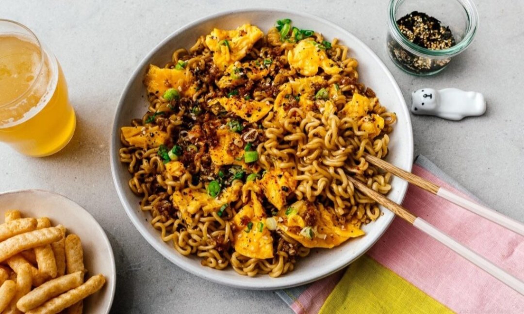 braintrackk's tweet photo. Viral Garlic Butter Ramen. Melt butter, sauté garlic, add brown sugar, soy sauce, chili flakes. Toss in ramen noodles, top w/ a fried egg & sprinkle EVERYTHING BAGEL SPICE. Sweet, spicy, garlicky heaven in mins! Try it & thank us later. RT & follow for more! 🍜#RamenHack https://t.co/laDblUohXO