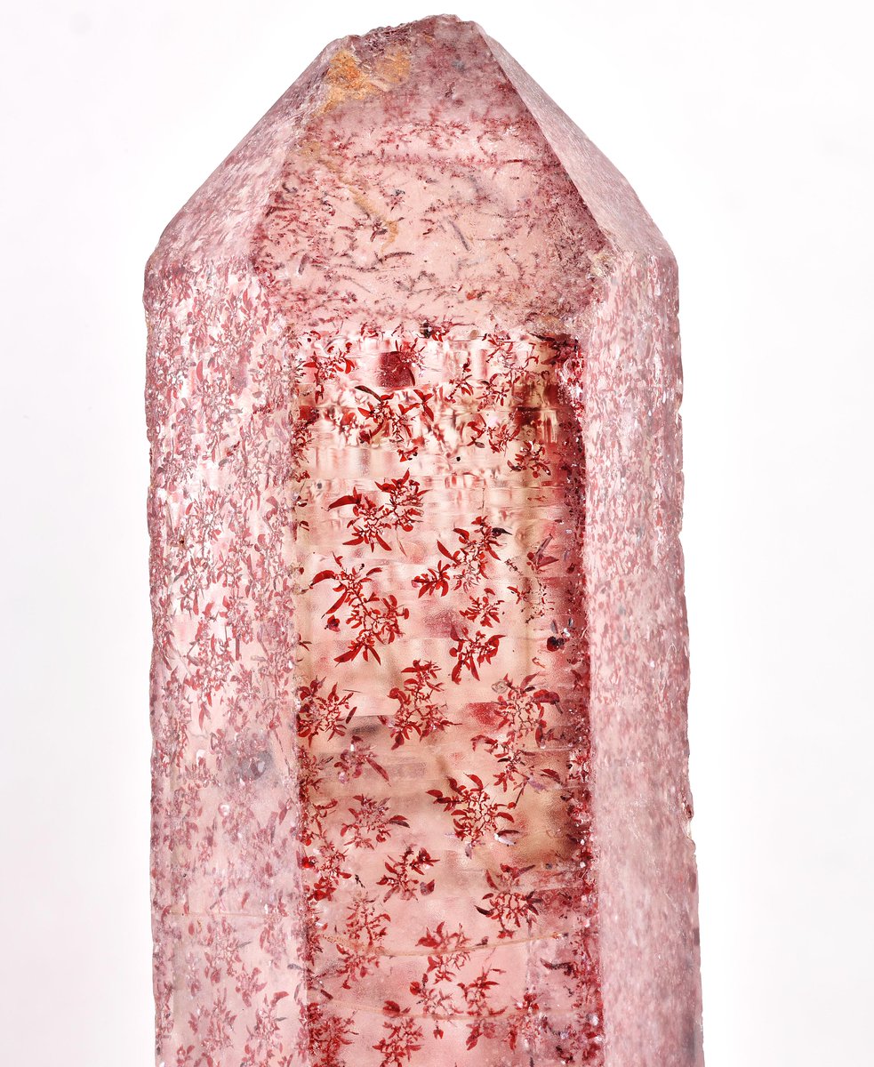 赤鉄鉱を含む水晶。刀のような片状結晶の放射状集合体を包有している