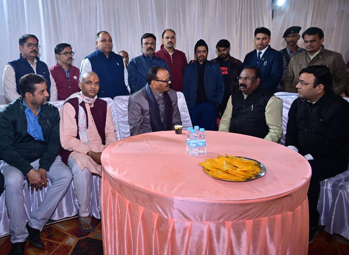 brajeshpathakup's tweet photo. आज लखनऊ में श्री शैलेंद्र श्रीवास्तव जी के पूज्य पिता स्व० जितेंद्र श्रीवास्तव जी के तेरहवीं संस्कार एवं शांतिभोज में सम्मिलित होकर विनम्र श्रद्धांजलि अर्पित की। https://t.co/Vdenvd1Bvt