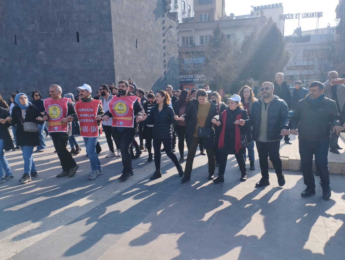 KESKHaberSen's tweet photo. Sefalete teslim olmayacağız! #İşBırakıyoruz! Sefalet ücretlerine, açlığa, yoksulluğa, emeğin haklarını gasp eden sermaye yanlısı politikalara karşı iş bırakan kamu emekçileri pankartlarıyla,
Diyarbakır' de!
Yaşasın KESK
Yaşasın HABER-SEN https://t.co/EG3WoFUB59
