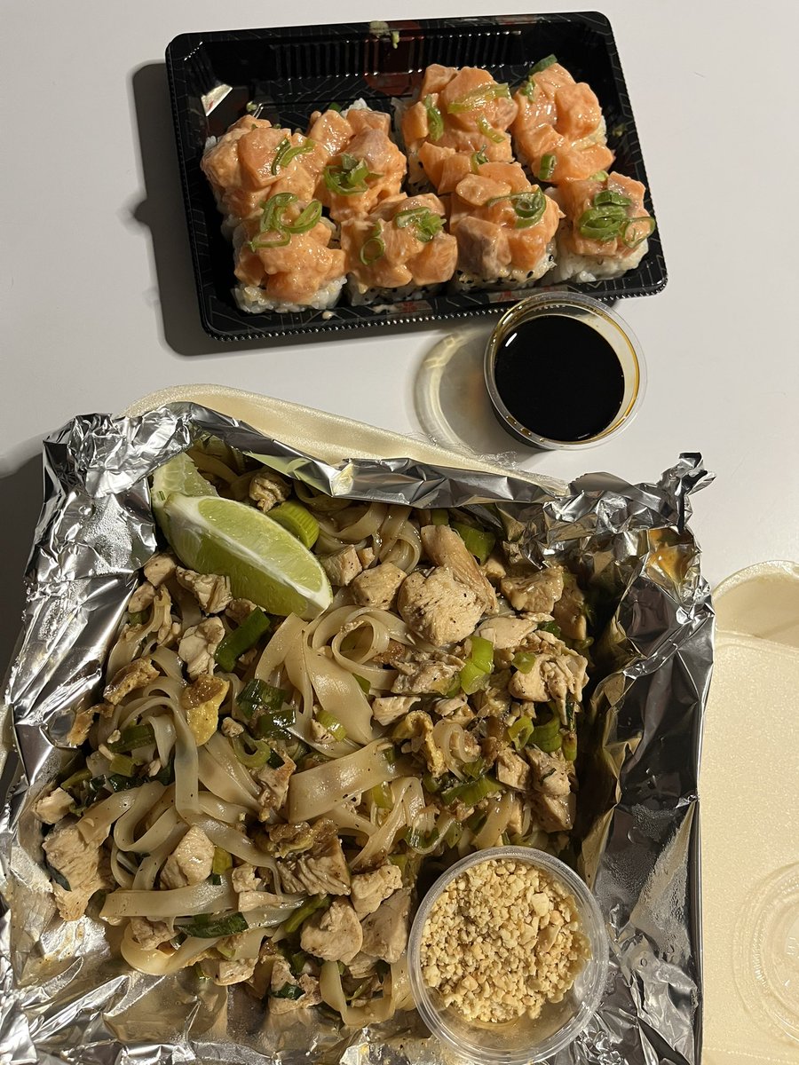 Rivera_BiancaL's tweet image. Dinner for two #PadThai #VolcanoRoll
