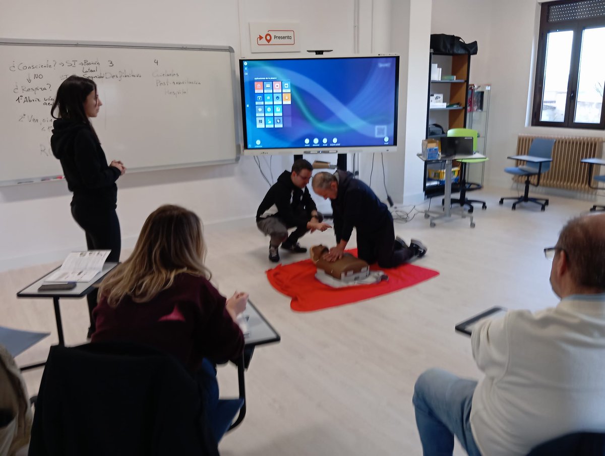 CFIE_CR's tweet photo. Damos inicio al curso de Primeros Auxilios para el profesorado junto a @CruzRojaSalaman en el aula #EFFA del @CFIE_CR. Formándonos en el protocolo PAS (Proteger, Avisar y Socorrer) para actuar en emergencias.
#FormaciónCyL
@educacyl https://t.co/hmKlJpzhZo