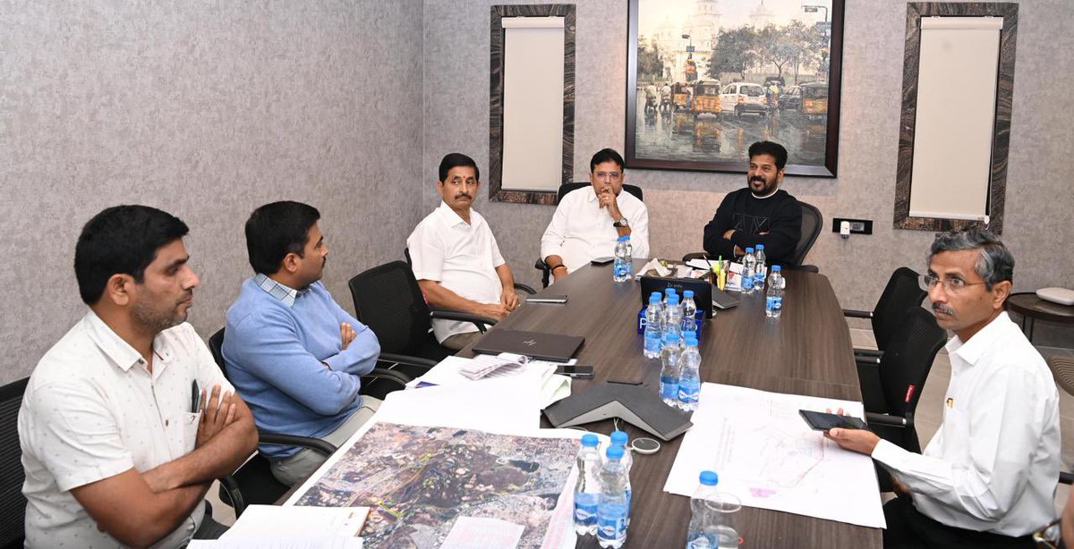 revanth_anumula's tweet photo. రాష్ట్రానికి పెట్టుబడుల సాధనలో తొలి ఏడాది ప్రజా ప్రభుత్వం గరిష్ఠ విజయాలను సాధించిందని చెప్పడానికి గర్విస్తున్నాను. 

గత ఏడాది దావోస్ లో వరల్డ్ ఎకనమిక్ ఫోరం సదస్సు లో పాల్గొని పలు జాతీయ, అంతర్జాతీయ కంపెనీలతో రికార్డు స్థాయిలో పెట్టుబడుల 
ఒప్పందాలు కుదుర్చుకున్నాం. 

ఏడాది తర్వాత మరోసారి పెట్టుబడుల సాధన యాత్రకు బయలు దేరబోతున్నాం.

ఈ సందర్భంగా ఈ ఏడాది కాలంలో పెట్టుబడుల ఒప్పందాలు… కార్యకలాపాలు ప్రారంభించిన కంపెనీలు…భవిష్యత్ కార్యచరణ పై మంత్రి శ్రీ శ్రీధర్ బాబు,ఇతర ఉన్నతాధికారులతో సమీక్ష నిర్వహించడం జరిగింది. 

గత ఏడాది దావోస్ లో  కుదుర్చుకున్న ఒప్పందాల 
విలువ రూ.40232 కోట్లు. ఇందులో 14 ప్రముఖ కంపెనీలు రాష్ట్రంలో పెట్టుబడులు పెట్టడానికి ముందుకు వచ్చాయి. 18 ప్రాజెక్టులకు ఒప్పందాలు కుదిరాయి. వీటిలో 17  ప్రాజెక్టులు ఇప్పటికే ప్రారంభమయ్యాయి. 

ప్రారంభమైన వాటిలో పది ప్రాజెక్టులు వివిధ దశల్లో వేగం పుంజుకున్నాయి. ఏడు ప్రాజెక్టుల అమలు ప్రారంభ దశలో ఉన్నాయి. 

ఈ నేపథ్యంలో ఈ నెల 16 నుంచి 19 వరకు సింగపూర్, 20 నుంచి 22 వరకు దావోస్ లో పర్యటించబోతున్నాం. 

సింగపూర్ లో స్కిల్ యానివర్సిటీతో ఒప్పందాలతో పాటు ఇతర పెట్టుబడులకు సంబంధించి సంప్రదింపులు జరుపుతాం. దావోస్ లో వరల్డ్ ఎకనమిక్ ఫోరమ్ వార్షిక సదస్సులో పాల్గొంటారు. 

ఈ పర్యటన ద్వారా గత ఏడాదికి మించి రాష్ట్రానికి…
పెట్టుబడులు సాధించాలన్న లక్ష్యంతో ఈ పర్యటన చేయబోతున్నాం.

#TelanganaRising