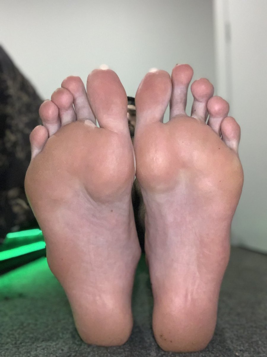 Who remembers this pic??? I am now shooting custom foot and macro content through twitter. I have a PayPal set up and will send links via WETRANSFER. DM me you little slaves, I want to drain your wallet.