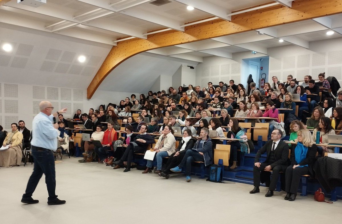 DSDEN44's tweet photo. Collège de Nantes Centre: les professeurs assistent à une conférence du chercheur québécois Steve Bissonnette.
👉 Enseignement explicite et gestion efficace des comportements
🎯 Cohésion des équipes issues de 3 collèges
✅Visite du collège par le Dasen
#MixitéSocialeEtScolaire https://t.co/iJu1o5F6rk