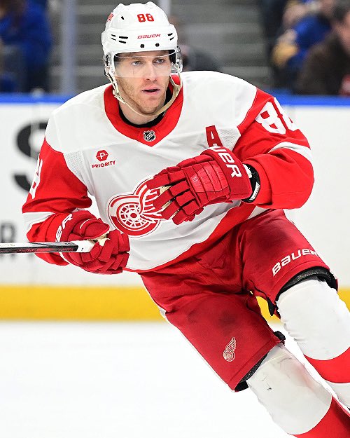 Patrick Kane’s last 7 Games: 

•5 Goals
•8 Assists
•13 Points 
•Leads NHL in points in 2025

The Show Goes On. 

#Showtime