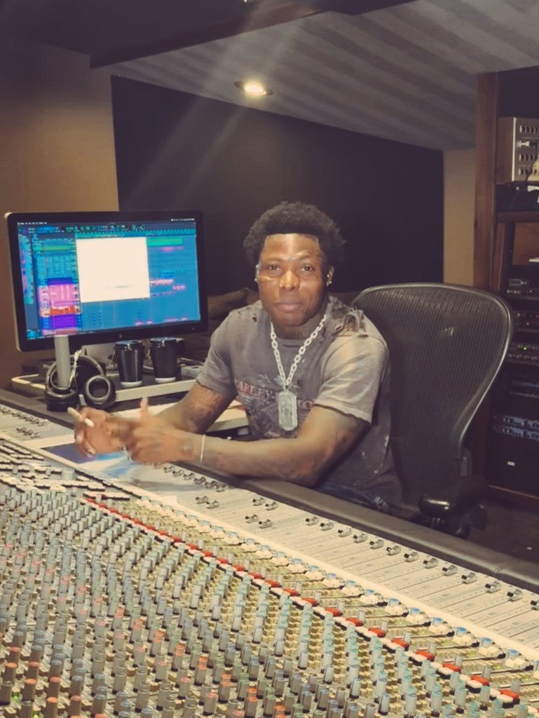 Alaye mi ba mi soro gan, ki lo n lo
For my area oro mi lon so
Won ni mo give them pressure, pressure
O je maa lo sun, sise lo
Omo iya, pawo lo
Nobody go dey, when sapa don too much
Eni to ba ba s'ohun sa lo mo
Kabo kabo lo, om'oba sin lo

ASAKE ~ HAPPINESS