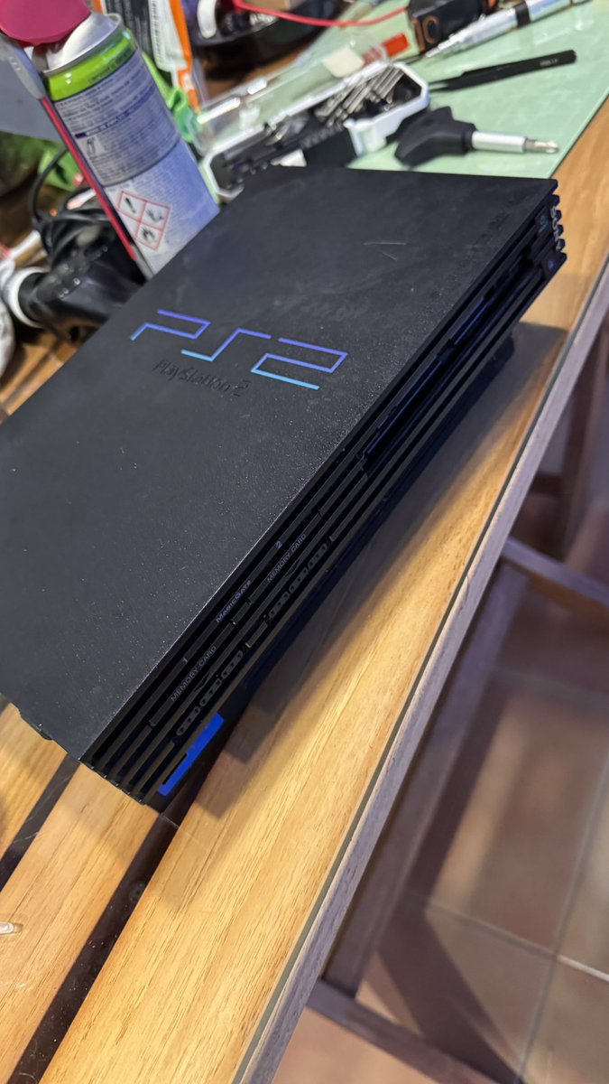 Hoy le tocó amor a mi PS2 Fat ❤️🛠️. Mantenimiento y limpieza para que siga funcionando como el primer día. ¡Qué joya de consola! 🎮 #PS2 #RetroGaming #Gaming