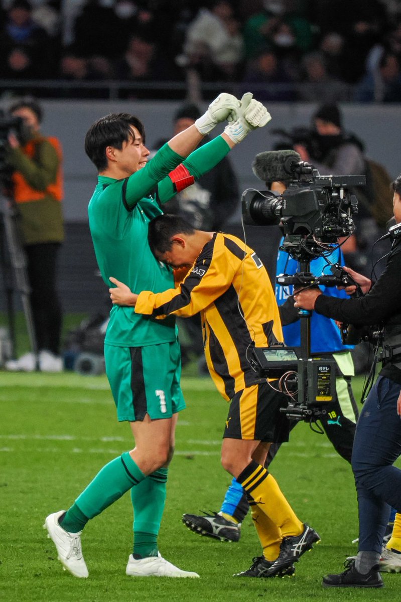⚽️第103回高校サッカー選手権
🏆決勝

【ドラマチックシーン振り返り⑤】

PK戦

前橋育英のMF白井誠也(2年)は8番目で登場し、決めたら優勝というシーンでふかして失敗

泣き崩れる白井をGK藤原優希(3年)が
「大丈夫！俺が止めてやるから！」
と抱き起こし、頭をポン！