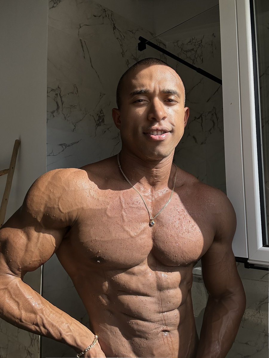 Cada año mi reto físico es súper la versión del año anterior, lo hago por mí y para mi, y es la mejor herramienta para poder vencer el paso del tiempo, trabaja en tu físico y te aseguro aumentarás tu calidad de vida… #love #fitness #body #monday