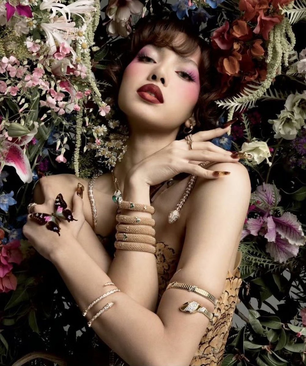 PopBase's tweet photo. LISA looks งามผุดผ่องมากๆ for V Magazine. https://t.co/robOe2rxMF