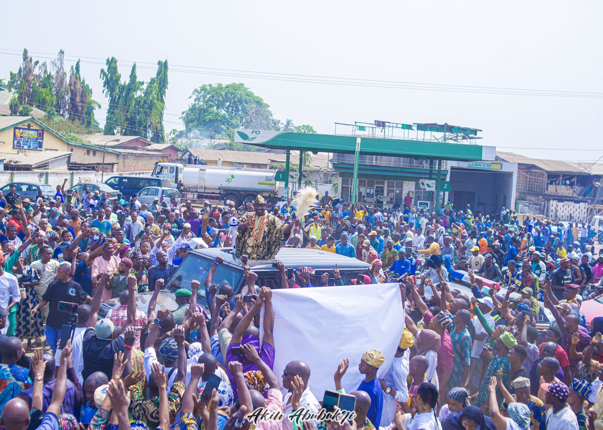 SlayShotit's tweet image. Welcome His Imperial Majesty, Oba Akeem Abimbola Owoade, Alaafin of Oyo! 👑✨
Long live the Alaafin, long live Oyo Kingdom!
📸 @SlayShotit
#AlaafinOfOyo #OyoKingdom #YorubaCulture