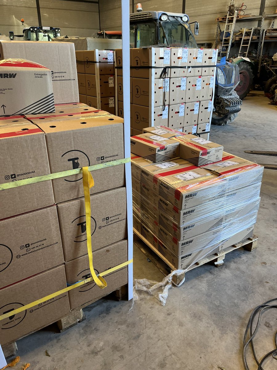 Ala, remesa del dia més 50 de les 200 caixetes de mandarines carregades, ho sent, però no hem pogut fer més hui, demà seguirem🦾.