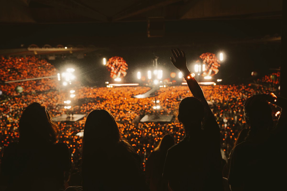 We Pray’ for love, music, and one last unforgettable Coldplay night at Zayed Sports City 🎤✨.

#ZayedSportsCity

من أجل هذه اللحظات ✨🎤

هل لاحظتم الكتابة على الجيتار 🎸

#مدينة_زايد_الرياضية