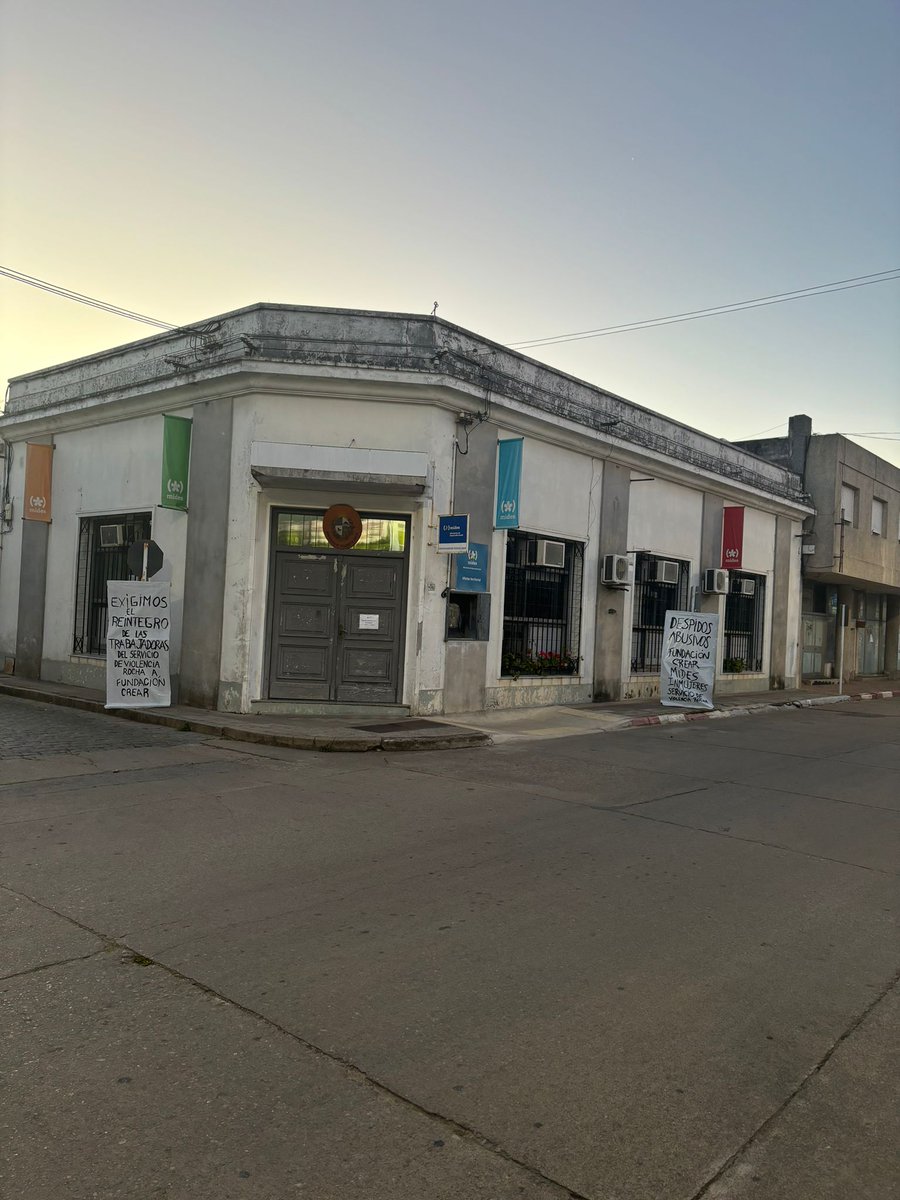 LupeMorandi's tweet image. En Rocha fueron desvinculadas 5 técnicas de forma arbitraria en un convenio de Inmujeres con Fundación Crear. Da la casualidad q esas funcionarias denunciaron violencia institucional y atrasos salariales. Cómo una organización q violenta,puede gestionar un servicio de violencia?