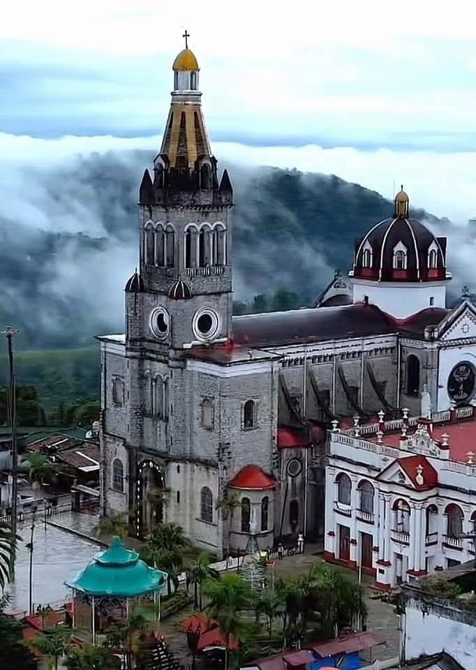 Tess4T's tweet photo. Lo más sorprendente de #CuetzalanDelProgreso es su encanto único: en temporada de lluvias, todo el pueblo se envuelve en un manto de neblina. ☁️🌿 ¡Un lugar sacado de un sueño! 🌄💚 https://t.co/DkKFtqNt0i