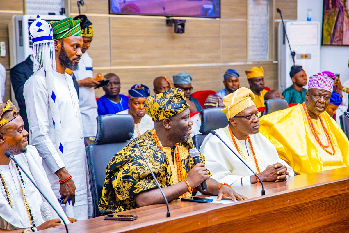 seyimakinde's tweet photo. This morning, I presented the staff and instruments of office to Prince Abimbola Akeem Owoade as the 46th Alaafin of Oyo. Kí adé pẹ́ lórí, kí bàtà pẹ́ lẹ́sẹ̀, kí ìrùkẹ̀rẹ̀ pẹ́ lọ́wọ́, kí ẹṣin Ọba jẹ'ko pẹ́, kí àṣẹ pẹ́ lẹ́nu o. Kábíyèsí ooo! https://t.co/vSec8gGrUf