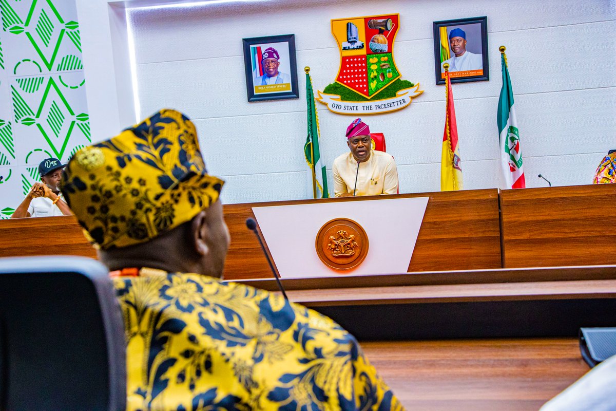 seyimakinde's tweet photo. This morning, I presented the staff and instruments of office to Prince Abimbola Akeem Owoade as the 46th Alaafin of Oyo. Kí adé pẹ́ lórí, kí bàtà pẹ́ lẹ́sẹ̀, kí ìrùkẹ̀rẹ̀ pẹ́ lọ́wọ́, kí ẹṣin Ọba jẹ'ko pẹ́, kí àṣẹ pẹ́ lẹ́nu o. Kábíyèsí ooo! https://t.co/vSec8gGrUf