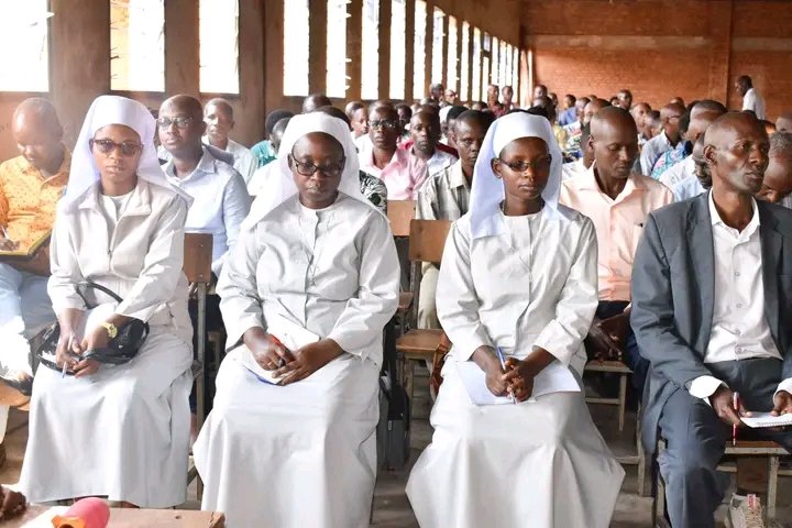 BubanzaCommune2's tweet photo. #Indero:Umuyobozi w'indero muri @BubanzaProvince, #Claude_Badugaritse,yatanguje ingendo zo kugendera ama Zone yo muri Komine #Bubanza,mu ntumbero yo kuyaga n'aberwa n'ico gisata kuvyotuma umwimbu wiyongera.Izo ngendo yazitangurije muri Zone #Bubanza kuri uyu wa 13/1/2024. https://t.co/2w5glile9z