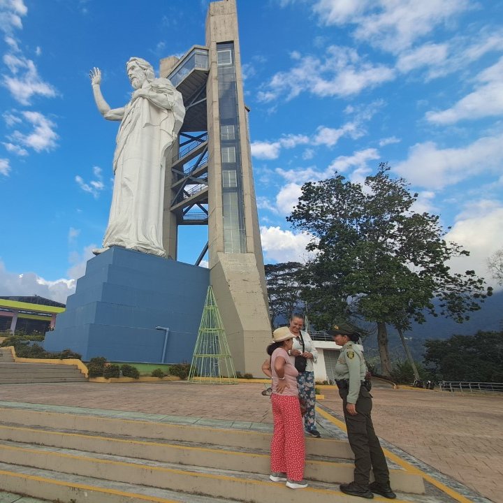 ProteccionPonal's tweet photo. #Bucaramanga 📍 👮Realizamos actividades de prevención, control y acompañamiento a turistas, brindando recomendaciones de seguridad y sensibilizando a los  ciudadanos sobre la conservación y cuidado de los sitios turísticos de la Región🏞️.  

#TurismoSeguro https://t.co/qJgAcZlvuA